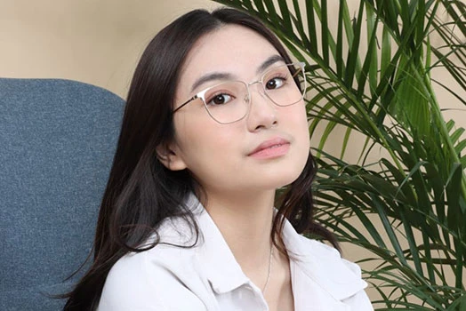 The model is wearing the Principal in S. Rose Gold. This eyewear is perfect for minimalist yet chic attire.