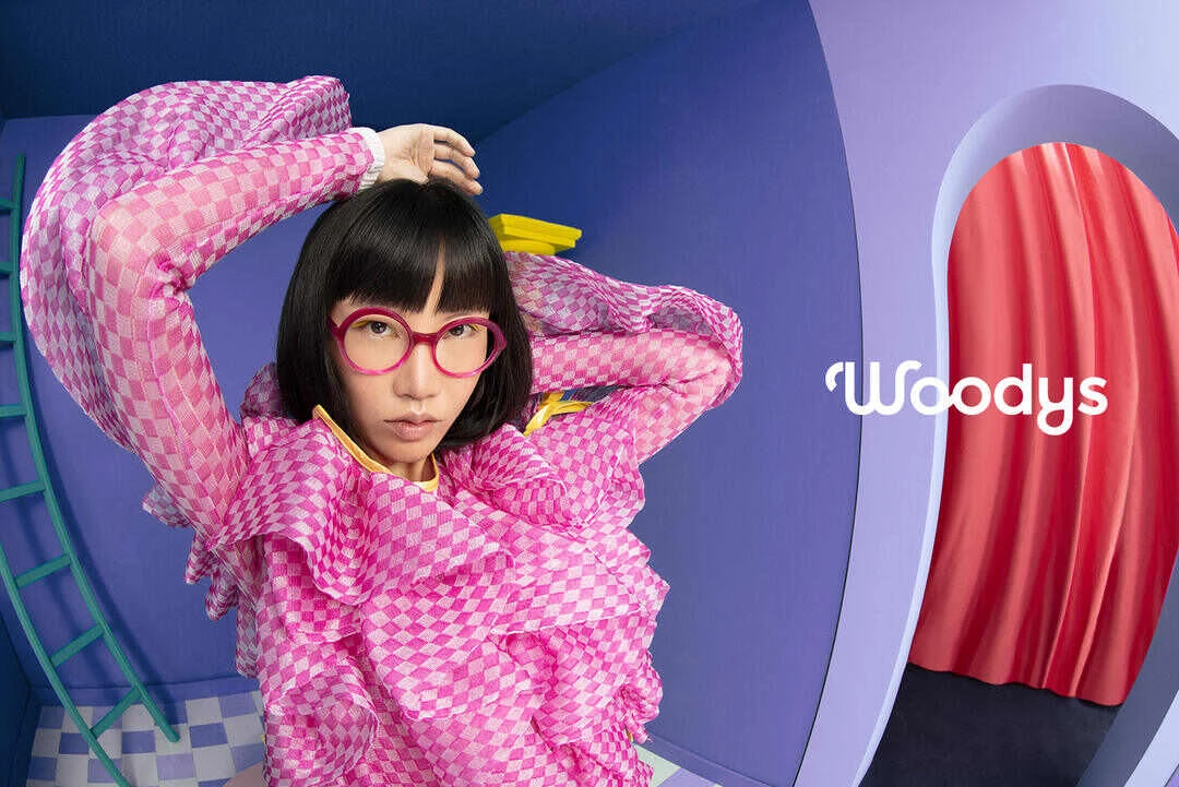 a model wear oval shape eyeglasses