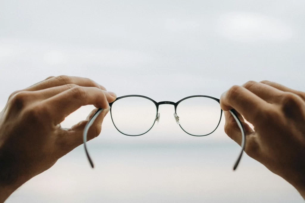 Tips to maintain eyeglasses and how to keep your glasses from scratching